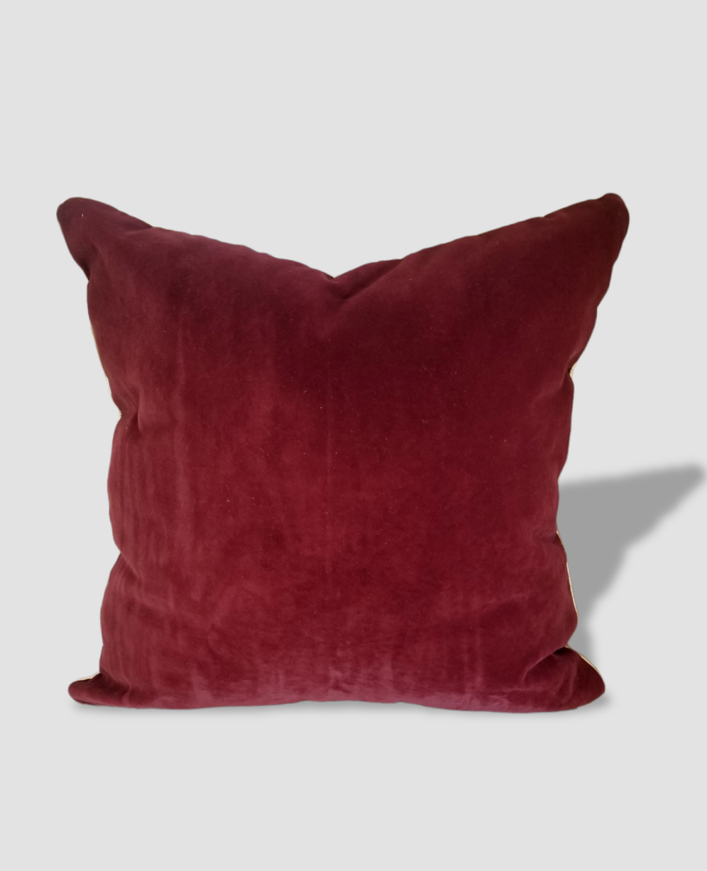 Experience glamour and comfort with this Luxury Decorative Pillow! Crafted from ultra-soft velvet or suede fabric and finished with gold piping, this pillow instantly upgrades your home with effortless sophistication. Available in Red, Black, Blue, and teal, this eye-catching piece adds a charming touch to any room.
Includes 
Pillow and Polyfill Insert 
Free International and Local Shipping Available
